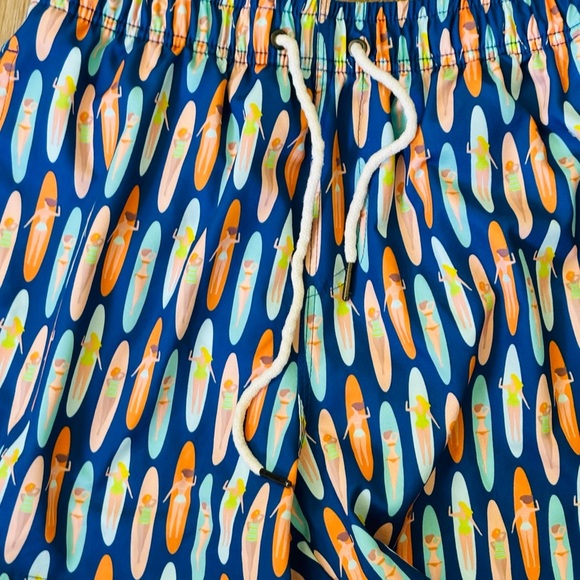 TWO LEFT FEET Men’s LongBoard Babes Lined Swim Trunks Size MEDIUM Summer Beach - Picture 2 of 14